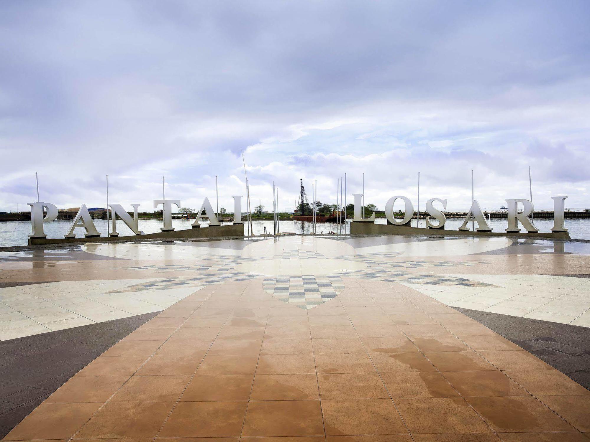 Ibis Makassar City Center Exterior foto